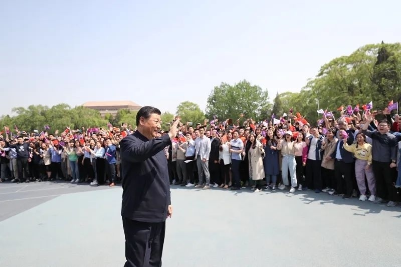 2021年4月19日，在清華大學(xué)建校110周年校慶日即將來臨之際，習(xí)近平來到清華大學(xué)考察。圖為習(xí)近平離開學(xué)校時(shí)，同師生們揮手致意。新華社記者 鞠鵬 攝