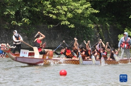 6月23日，在江蘇省宜興市舉行的龍舟競(jìng)渡賽中，參賽選手們奮力拼搏。