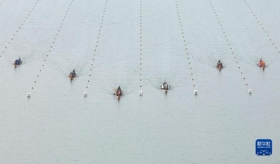 6月23日，在江蘇省泰州市水上運(yùn)動(dòng)訓(xùn)練基地，人們參加龍舟比賽（無(wú)人機(jī)照片）。