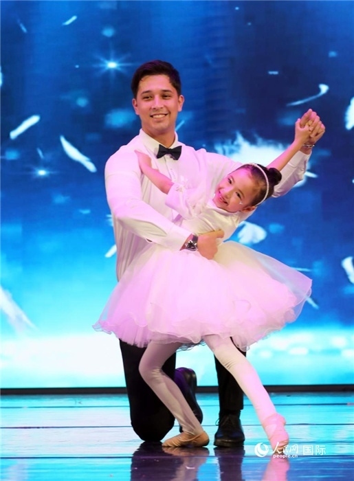 父女共舞“愛的華爾茲”。人民網(wǎng)記者 管克江攝