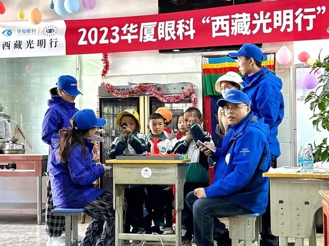 華廈眼科醫(yī)務(wù)人員對當(dāng)?shù)厣倌陜和M(jìn)行近視、弱視、斜視篩查。人民網(wǎng)記者 李棟攝