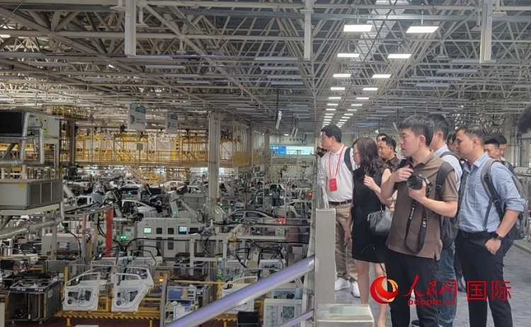 外媒記者在廣汽埃安車間參觀。人民網(wǎng) 寧玉瑛攝