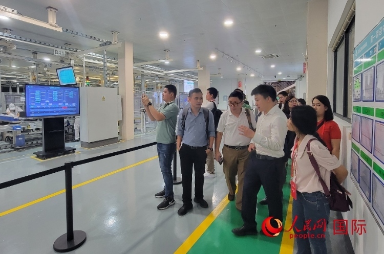 廣汽埃安工作人員向外媒記者進(jìn)行介紹。人民網(wǎng) 寧玉瑛攝