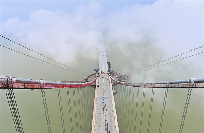 從270米高塔俯瞰深中通道伶仃洋大橋施工現(xiàn)場。（中交集團供圖）