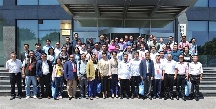 由瀾湄六國有關(guān)部門及主流媒體等組成的采訪團與中方代表在瀾湄水資源合作中心門口合影。（瀾湄水資源合作中心供圖）