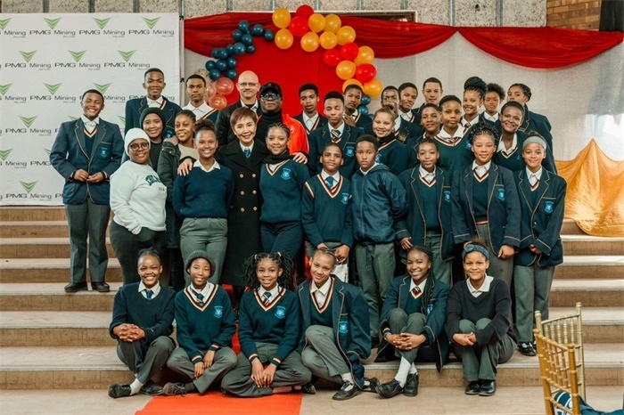 Blinkklip高中的學生們。（圖片來源：廣西大錳南非PMG礦業(yè)有限公司）