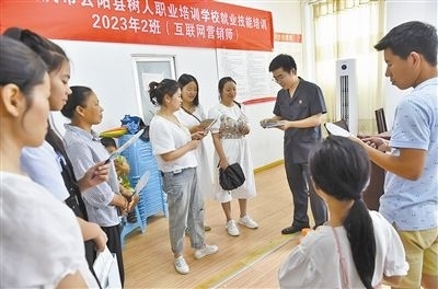  圖③：法院干警現(xiàn)場(chǎng)指導(dǎo)鄉(xiāng)村“代理家長(zhǎng)”如何正確管護(hù)留守兒童。