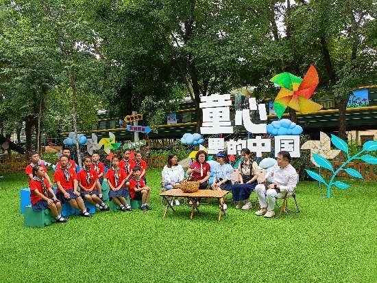 文縣東壩童聲合唱團(tuán)的孩子們?cè)谘胍暣箫L(fēng)車基地錄制節(jié)目。