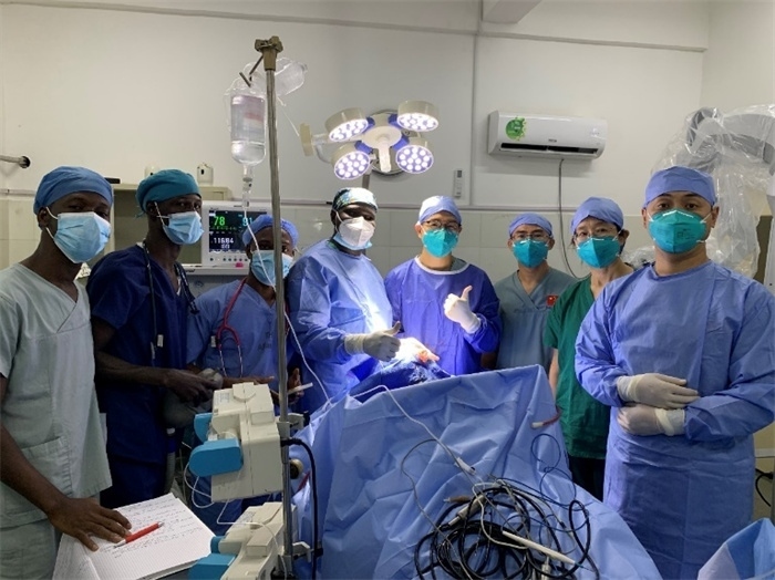 腦膿腫手術(shù)成功，全體參與手術(shù)的醫(yī)務(wù)工作者合影留念。中國第二十九批援幾內(nèi)亞醫(yī)療隊供圖