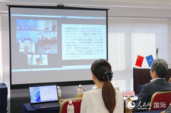 中國貿促會副會長柯良棟視頻致辭。人民網 許可攝