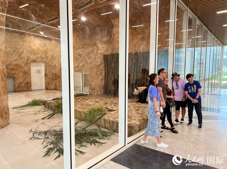 當(dāng)?shù)赜慰团c“四海”合影。人民網(wǎng)記者 張志文攝