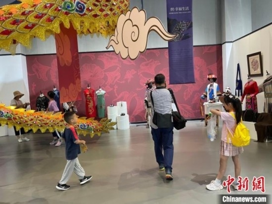 市民參觀展覽。祝歡 攝