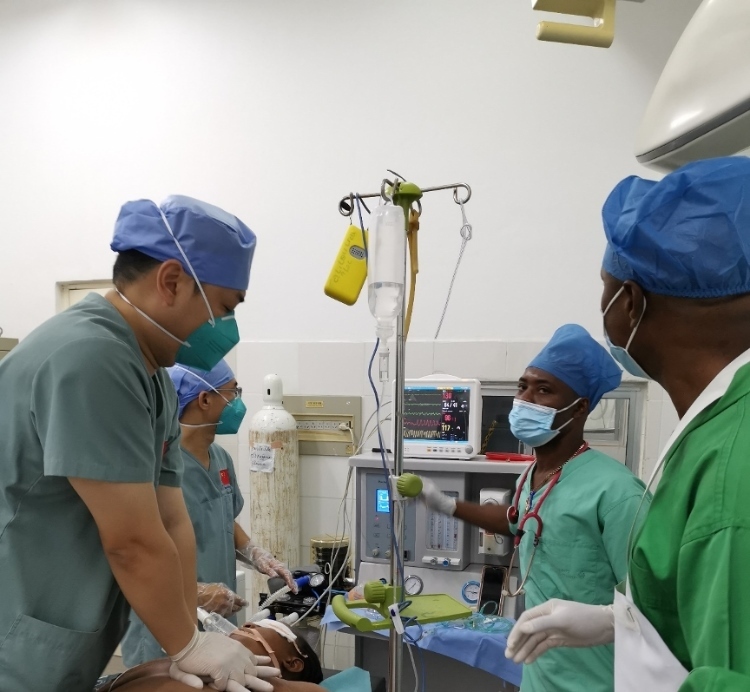 麻醉科李學斌醫(yī)生和手術室護士趙鈺進行復蘇搶救。中國第二十九批援幾內亞醫(yī)療隊供圖