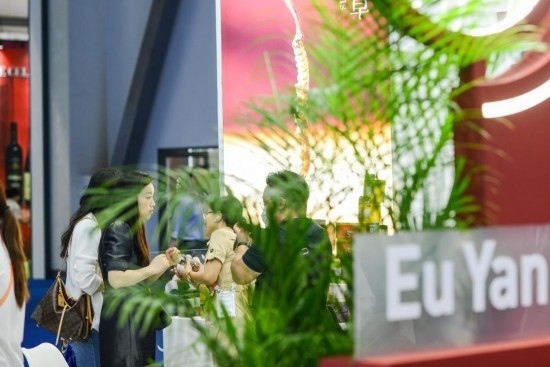 RCEP成員國企業(yè)亮相第三屆消博會。2023年4月12日，參觀者在新加坡企業(yè)余仁生的展臺了解產(chǎn)品。新華社記者王澤聰攝