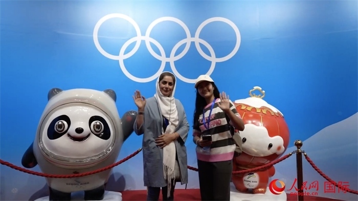 “上合小記者”與2022北京冬奧會吉祥物合影。實習(xí)生 方明軒攝