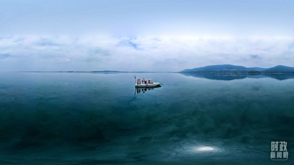 丹江口水庫，工作人員正在采集水樣。（總臺國廣記者李晉拍攝）