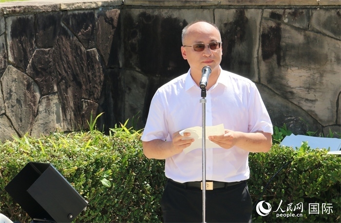 昆明市副市長(zhǎng)安恩法在紀(jì)念儀式上致辭。人民網(wǎng) 許可攝