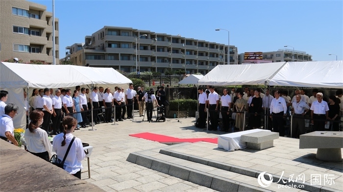 參加紀(jì)念活動(dòng)者全體起立默禱。人民網(wǎng) 許可攝