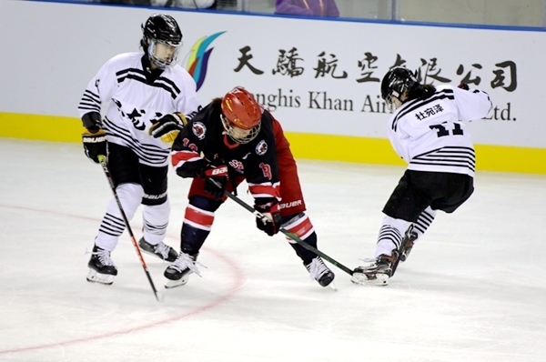 上海隊(duì)田博雅(中)與黑龍江隊(duì)杜宛澤爭(zhēng)搶。人民網(wǎng)記者 胡雪蓉?cái)z