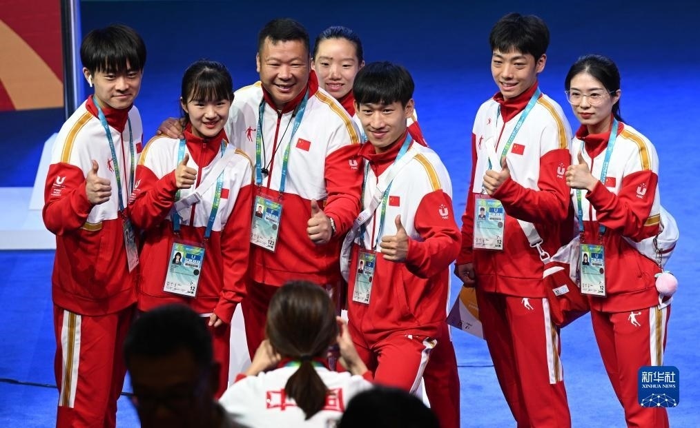 7月22日，中國代表團部分成員在歡迎儀式后合影。新華社記者 王曦 攝