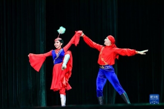 7月21日，哈薩克斯坦薩爾塔納國家舞蹈團(tuán)的演員在演出。