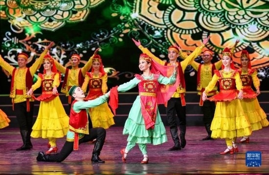 7月21日，哈薩克斯坦薩爾塔納國家舞蹈團(tuán)的演員在演出。