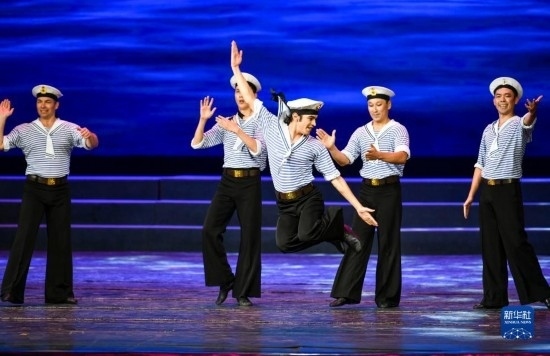 7月21日，哈薩克斯坦薩爾塔納國家舞蹈團(tuán)的演員在演出。