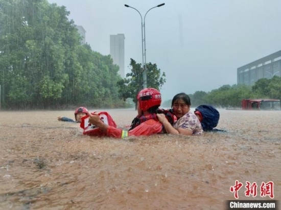 湖北咸寧暴雨引發(fā)內(nèi)澇， 消防營救民眾 朱燕林 攝