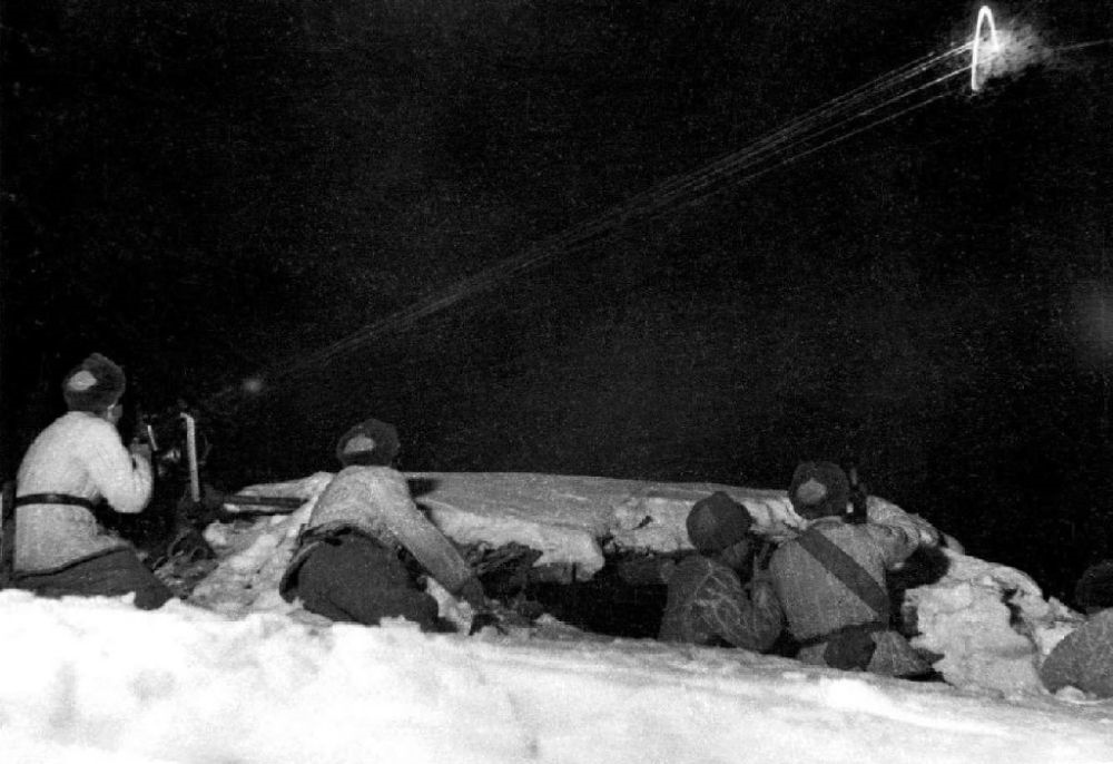  ↑1950年12月，在朝鮮長(zhǎng)津湖，中國(guó)人民志愿軍第27軍連隊(duì)機(jī)槍手向美軍陣地射擊。新華社發(fā)（張崇岫 攝）