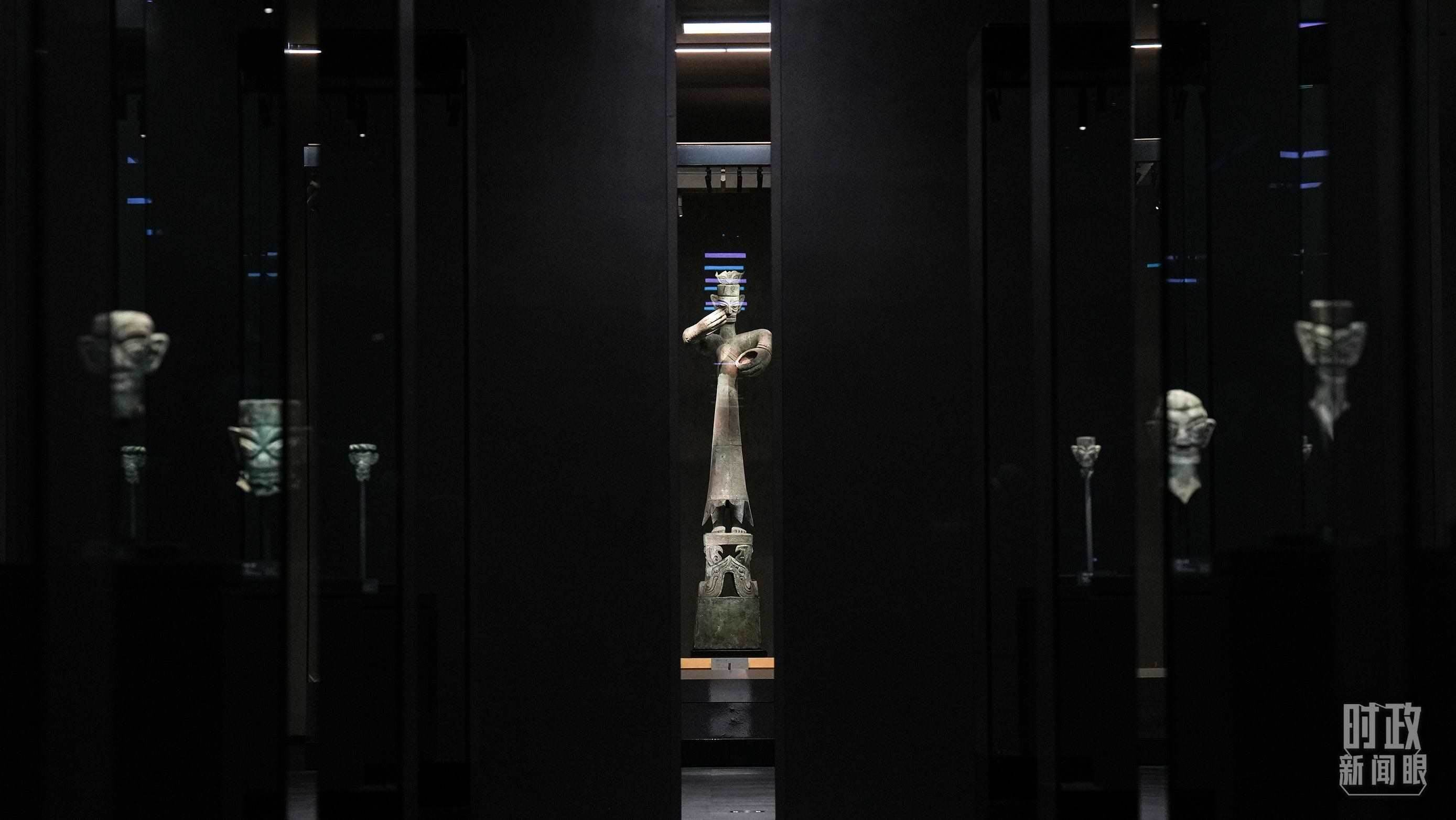 △三星堆出土的青銅大立人像。（總臺(tái)國廣記者李晉拍攝）