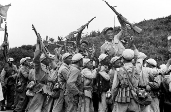  這是中國(guó)人民志愿軍和朝鮮人民軍一起歡慶戰(zhàn)斗勝利。新華社發(fā)（資料照片）