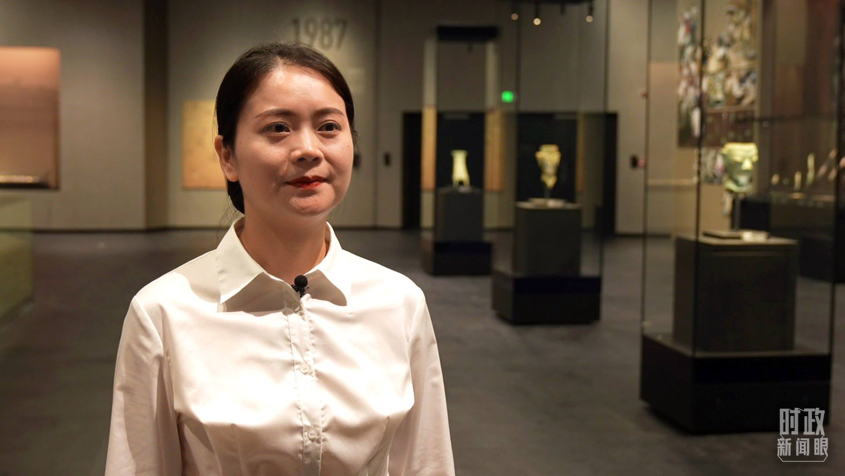 △當(dāng)天現(xiàn)場(chǎng)負(fù)責(zé)講解的三星堆博物館公眾服務(wù)部程靜。（總臺(tái)央廣記者馬喆拍攝）