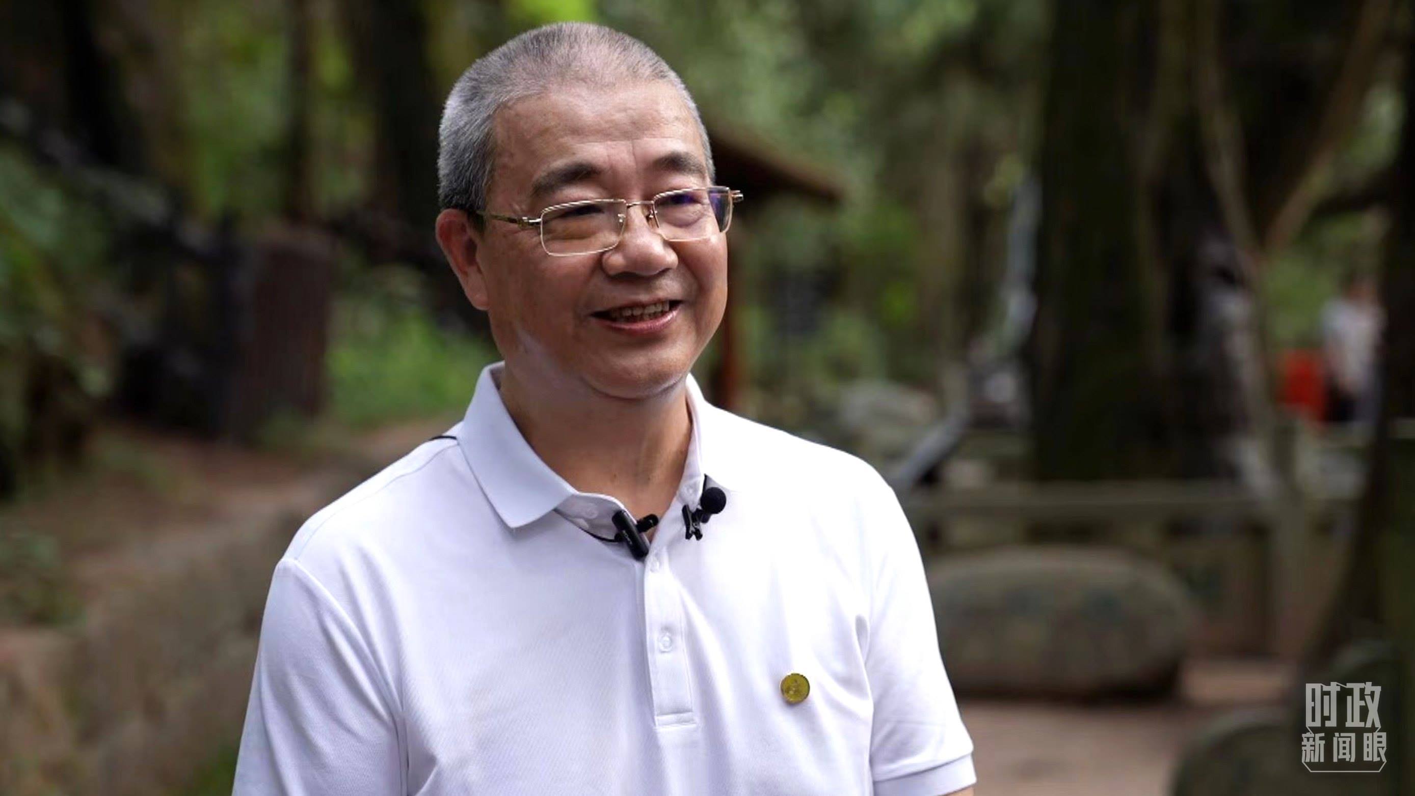 △廣元蜀道文化研究會(huì)蔡?hào)|洲教授。（總臺(tái)央視記者賈林拍攝）