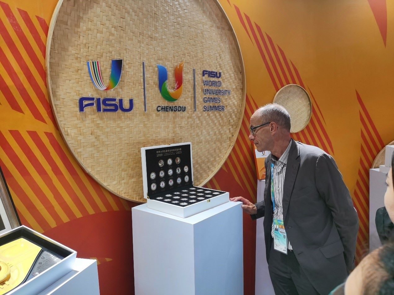 國(guó)際大體聯(lián)代理主席雷諾·艾德參觀大運(yùn)會(huì)特許商品。 人民網(wǎng)記者 楊磊攝