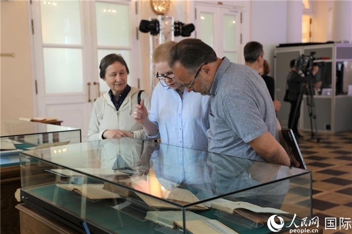 中俄圖書(shū)館論壇嘉賓共同參觀由俄羅斯國(guó)立列寧圖書(shū)館舉辦的館藏中國(guó)古籍善本圖書(shū)展。人民網(wǎng)記者 隋鑫攝