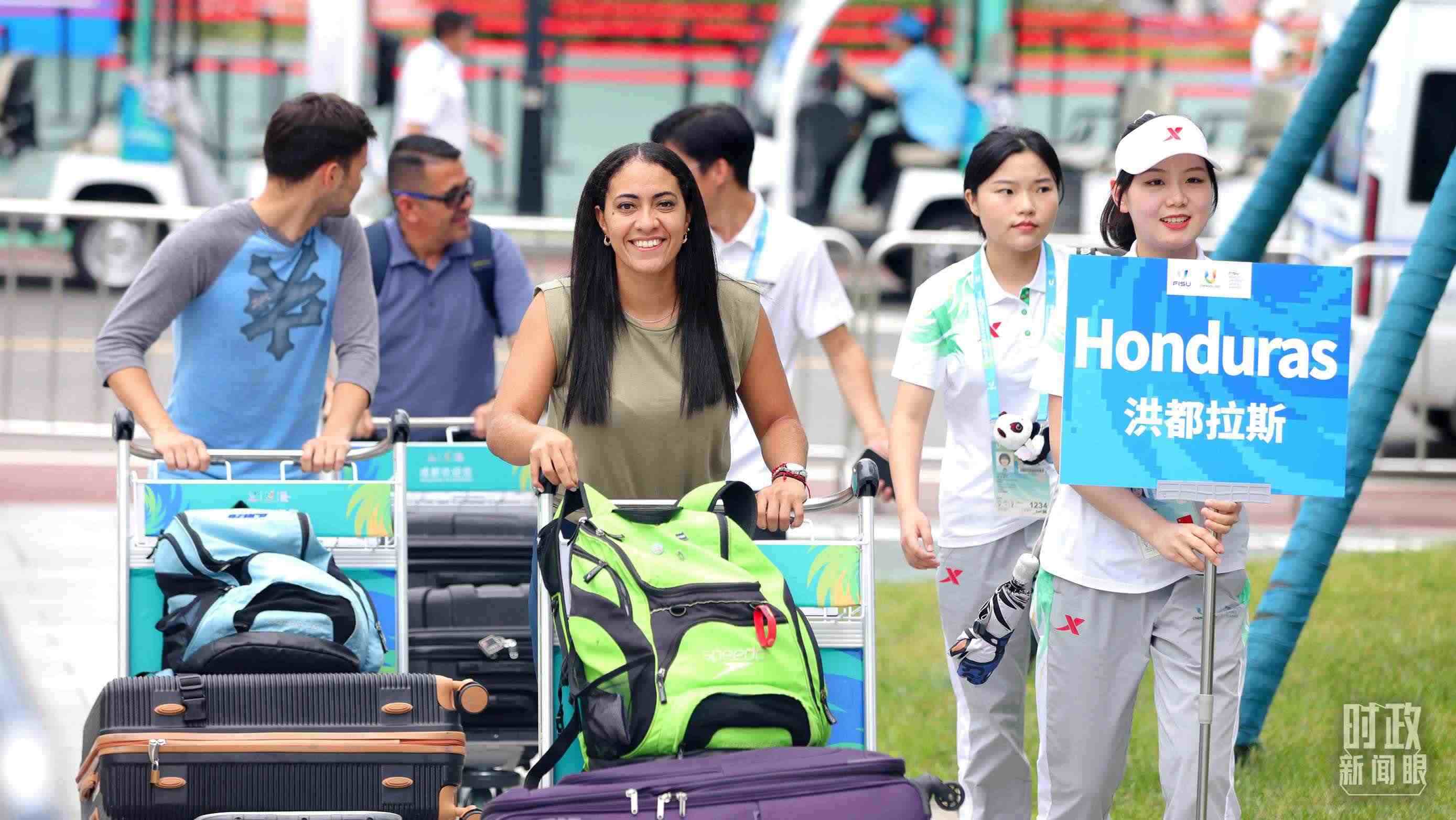 各國代表團(tuán)成員相繼抵達(dá)成都大運(yùn)村。（總臺(tái)央視記者魏幫軍拍攝）