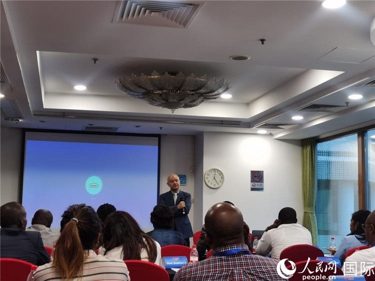 王鯤與研修班學(xué)員互動交流。 人民網(wǎng) 孫鴻宇攝