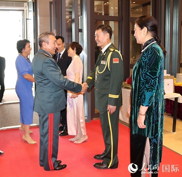 國(guó)防武官胡德君大校迎接賓客。人民網(wǎng)記者李強(qiáng)攝