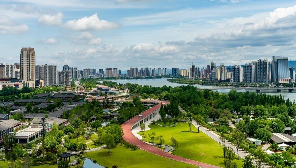 4月30日拍攝的天漢濕地公園景色。新華社發(fā)（李偉 攝）