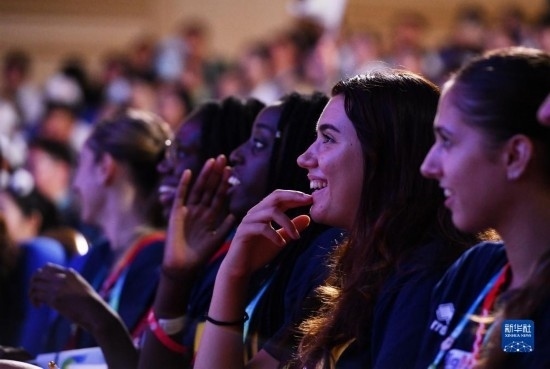 7月29日，外國運動員在聯(lián)歡會現場觀看節(jié)目。新華社記者 張端 攝