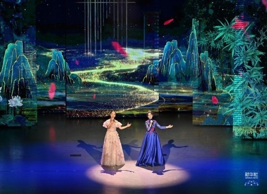 7月29日，演員在聯(lián)歡會現場演唱。新華社記者 蔡湘鑫 攝