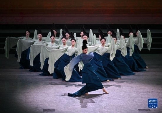 7月29日，演員在聯(lián)歡會現場表演《只此青綠》。新華社記者 蔡湘鑫 攝