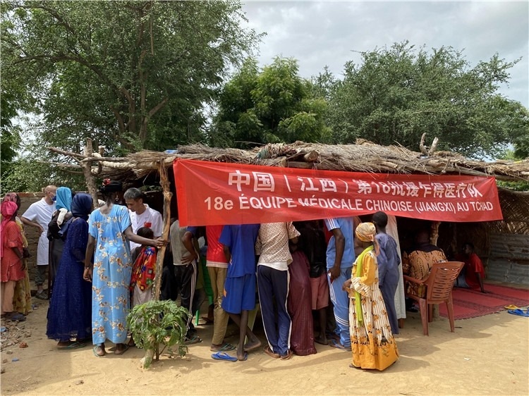 圖為草棚下的就診患者。中國駐乍得醫(yī)療隊供圖