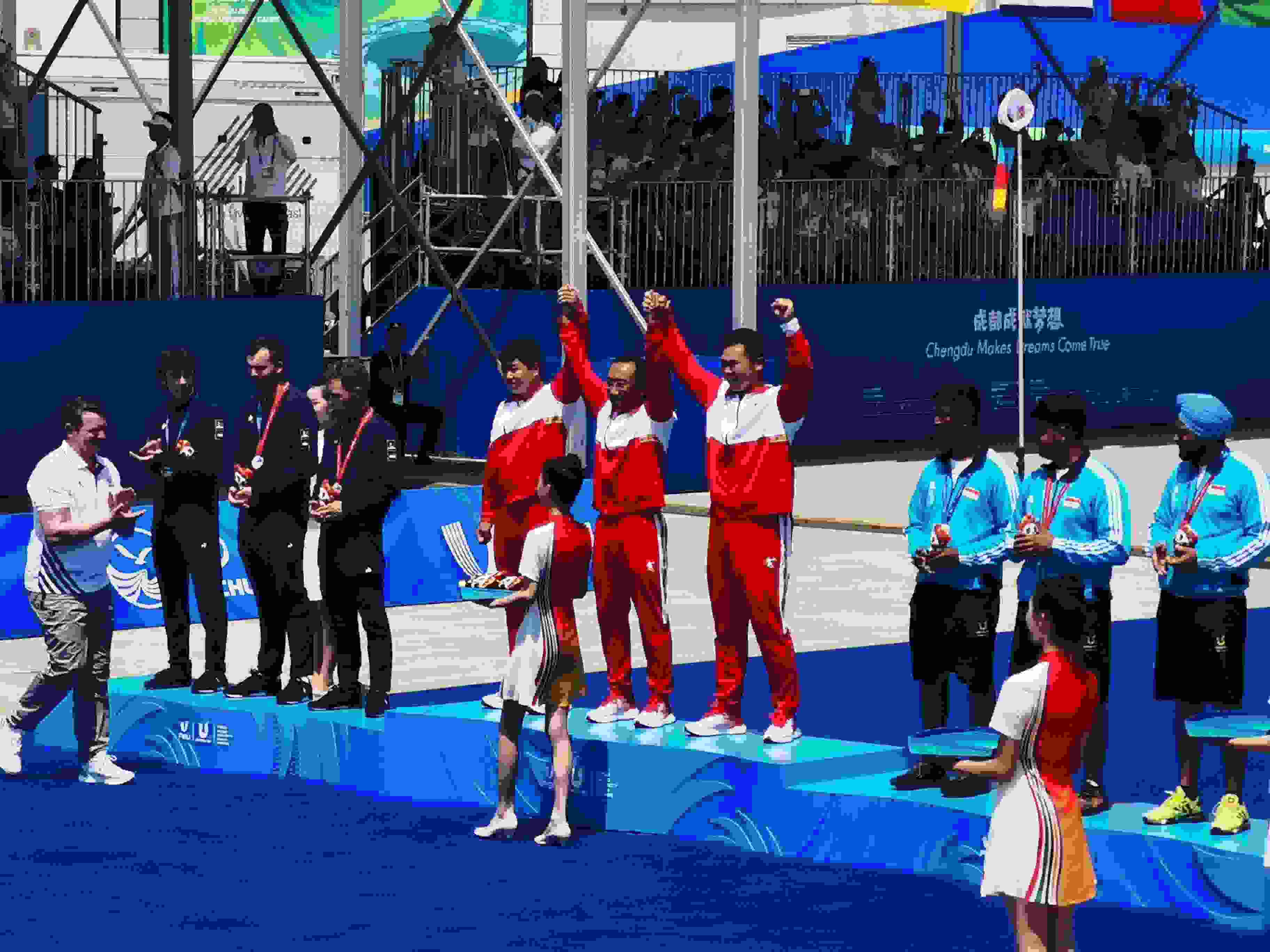 7月30日，在成都大運(yùn)會(huì)男子復(fù)合弓團(tuán)體頒獎(jiǎng)儀式中，中國(guó)隊(duì)?wèi)c祝奪得冠軍。 人民網(wǎng)記者 楊磊攝