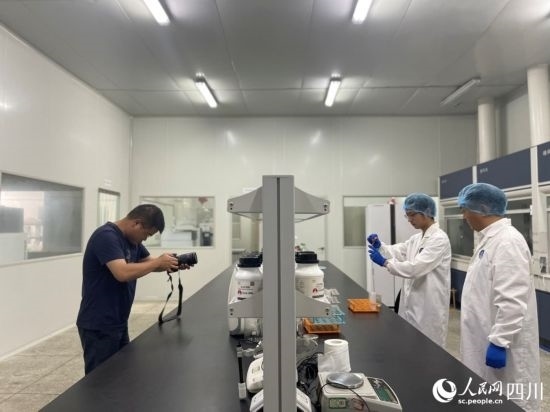 記者在位于成都市大邑縣的海光食品有限公司進行采訪。人民網(wǎng)記者 何旭攝