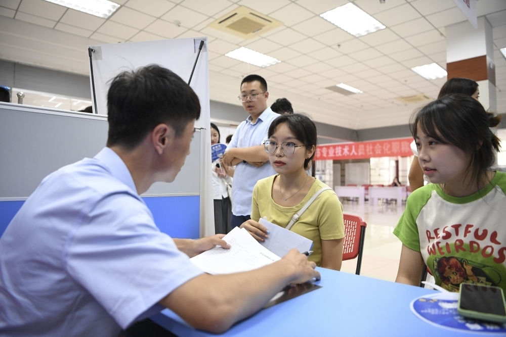 2023年7月29日，“揚(yáng)就業(yè)之帆，啟夢(mèng)想之旅”2023年寧夏（銀川）離校未就業(yè)高校畢業(yè)生招聘會(huì)在寧夏（銀川）人力資源服務(wù)產(chǎn)業(yè)園舉行。求職者（右）在招聘會(huì)現(xiàn)場(chǎng)與用人單位交流。新華社記者 馮開華 攝