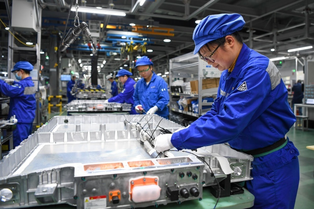 在位于江蘇常州溧陽(yáng)的上汽時(shí)代動(dòng)力電池系統(tǒng)有限公司，工人在車間進(jìn)行電池生產(chǎn)（2023年2月16日攝）。常州市擁有鋰電池電芯及配套生產(chǎn)企業(yè)120余家，動(dòng)力電池產(chǎn)業(yè)2022年實(shí)現(xiàn)產(chǎn)值超1700億元。新華社記者 李博 攝