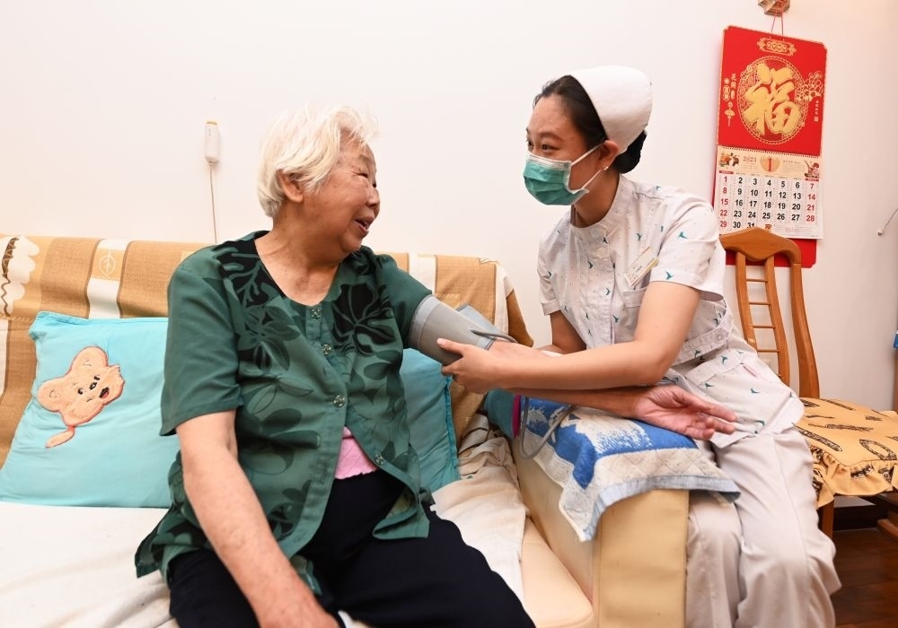 河北廊坊三河市燕達(dá)金色年華健康養(yǎng)護(hù)中心醫(yī)務(wù)人員為入住老人測(cè)量血壓（2023年7月20日攝）。新華社記者 朱旭東 攝