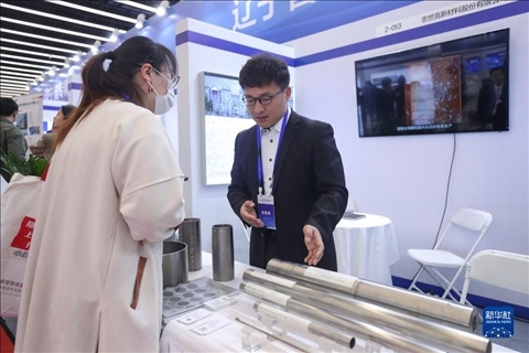 4月8日，參展商在2023中國中小企業(yè)發(fā)展大會“專精特新”中小企業(yè)展覽會上向觀眾介紹產(chǎn)品。新華社記者 龍雷 攝