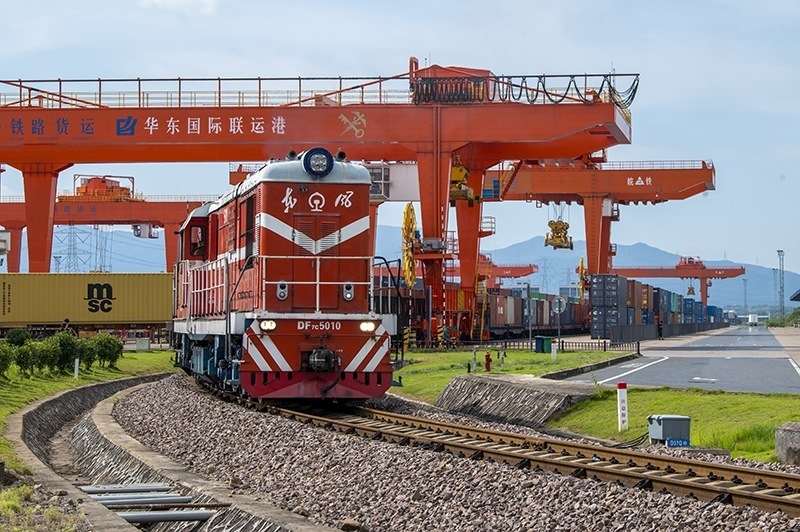 △2023年7月25日，在浙江省金華市華東國際聯(lián)運港，一輛“義新歐”中歐班列裝載著110個標箱日用百貨、家用電器、家裝材料等貨物，啟程駛向哈薩克斯坦。